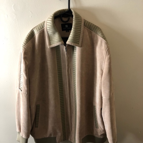 A tan linen jacket - Picture 2 of 3